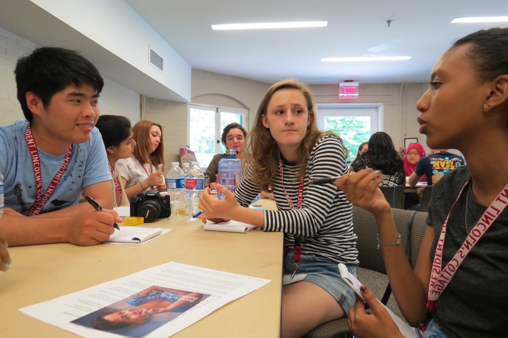 Students Opposing Slavery attendees discussing slavery modern slavery at the 2015 Summit